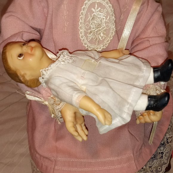 VINTAGE "MEMORIES OF CHILDHOOD" 18" MARY DOLL W/ STOOL BY RICHARD SIMMONS - Picture 10 of 16